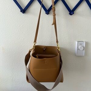 Cutie, versatile faux leather purse!